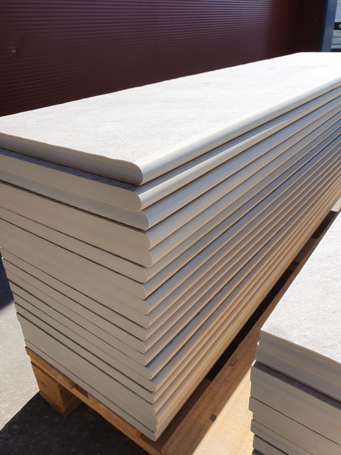 Façonnage de margelles de piscine réalisé sur mesure par EMS Façonnage de margelles de piscine réalisé sur mesure par EMS