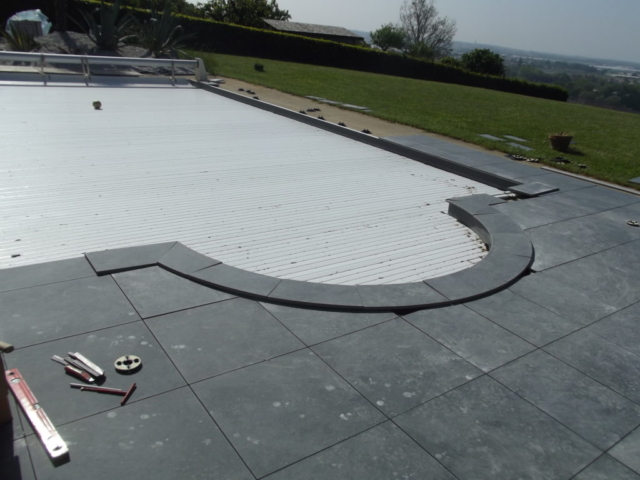 Façonnage de margelles de piscine sur mesure par EMS