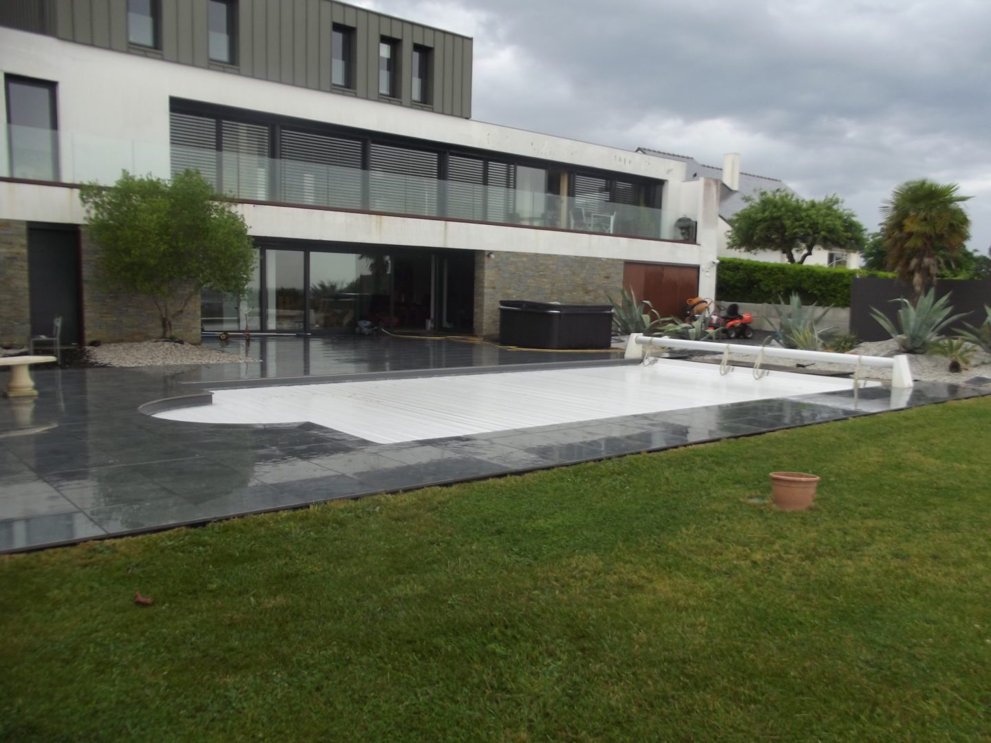 Façonnage de margelles de piscine sur mesure par EMS