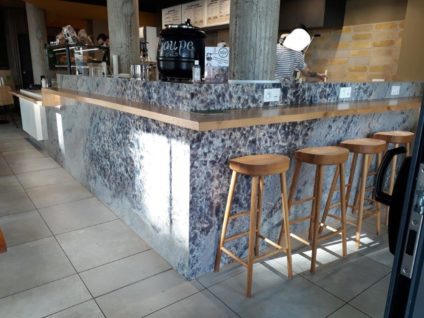 Découpe de céramique sur mesure pour l'agencement de bar