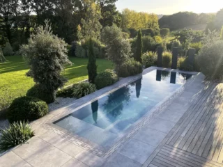 Façonnage de margelles de piscine