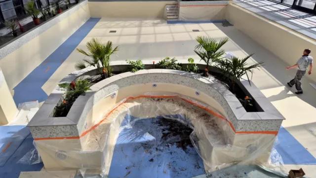 Découpe de carrelage pour le muret de la piscine du camping de Bénodet