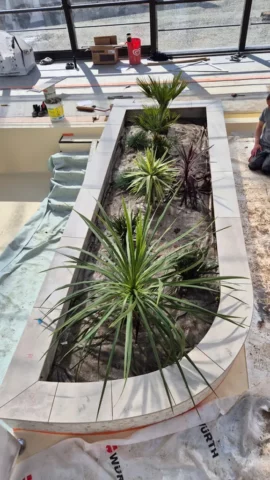 Découpe de carrelage pour le muret de la piscine du camping de Bénodet